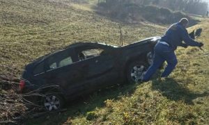 Na putu Laktaši – Srbac: Automobil završio u kanalu