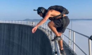 Hrabrost ili ludost? Avanturista skočio sa vrha rashladnog tornja VIDEO
