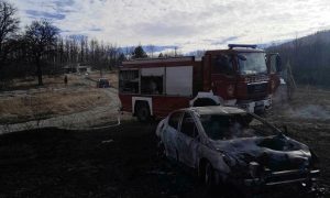 Vatrogasci na terenu: Izgorjela dva vozila, spriječeno širenje vatre na vikendicu