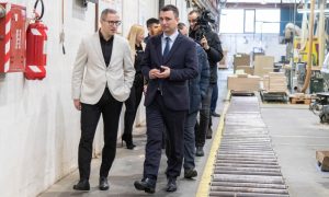 Prnjavorski “Standard” za primjer drugima: Donirali 120 paketa stolova FOTO