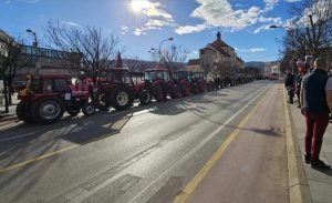 Poljoprivrednici protestuju: Traktorima blokirali centar Banjaluke