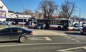 I gradski autobus zaglavio kod Ekvatora! Saobraćajka u centru Banjaluke FOTO