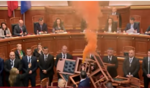 Ponovo haos u parlamentu Albanije: Poslanici zapalili dimne bombe