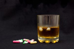 Ozbiljne posljedice: Šta može da ti se desi ako miješaš antibiotike i alkohol