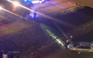 Saobraćajna nezgoda u Bijeljini: Automobil završio u kanalu, intervenisali i vatrogasci