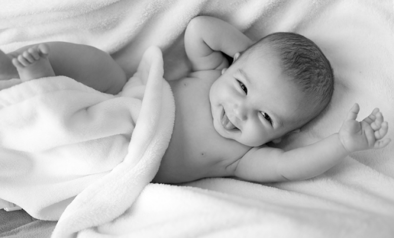 Mnogi roditelji u dilemi – s razlogom: Doktor otkrio do kada beba ne smije da spava na jastuku