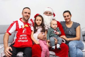 Djeda Mraz donio novogodišnje paketiće: Zvezdin karavan stigao do Republike Srpske
