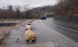 Postavljene kamene prepreke: Sanirana divlja deponija na putu za Manjaču