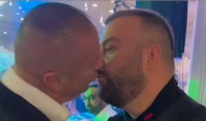 Popularni folker opet šokira: Đani poljubio harmonikaša u usta, internet u šoku VIDEO
