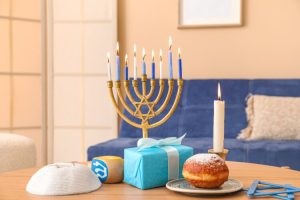 Počinje Hanuka: Jevreji večeras pale osam svijeća i jedu krofne