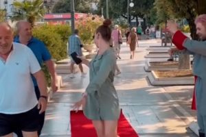 Hit na TikToku: Pod noge prolaznicima stavljaju crveni tepih VIDEO