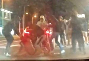 Nosio “pogrešnu” majicu: Huligani pretukli mladića u Mostaru VIDEO