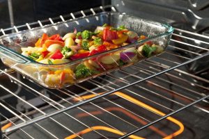 Da li je bolje peći jela u staklenim ili metalnim posudama
