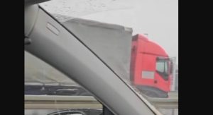 “Ovo je za doživotnu robiju”: Kamion vozi u kontra smjeru i to brzom trakom VIDEO