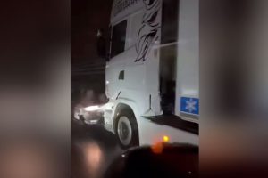 Bizarni snimak iz Slovenije: Kamion gura automobil po autoputu VIDEO