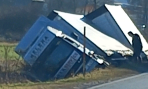 Vozači, oprez u ovom dijelu Srpske: Kamion sletio s puta, završio u jarku