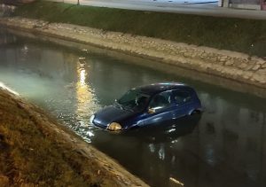 Pukla mu guma na vozilu: Automobil sletio u kanal