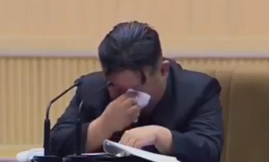 Spušta pogled i briše suze: Kim Džong Un se rasplakao na skupu VIDEO