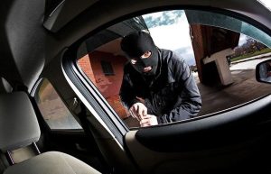 Naoružanim pljačkašima lopov ukrao kola za bjekstvo tokom pljačke