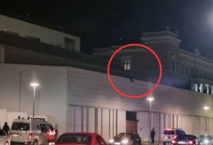 Navodno drogiran: Muškarac prijeti da će skočiti sa zgrade VIDEO
