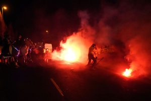 Povrijeđena tri policajca: Optuženo 46 osoba za učešće u neredima ispred stadiona