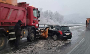 Sudar “pežoa” i grtalice: Saobraćajka na auto-putu Banjaluka – Prnjavor