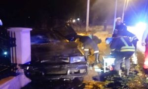 Dvoje povrijeđeno, muškarac teško! Nesreća u Bijeljini, vatrogasci sjekli auto