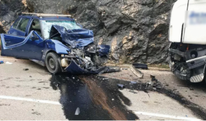 Teška saobraćajka u BiH! Prednji dio auta potpuno uništen nakon sudara s kamionom