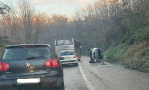 Nesreća na putu Prnjavor – Tutnjevac: Prevrnuo se automobil, jedna osoba povrijeđena