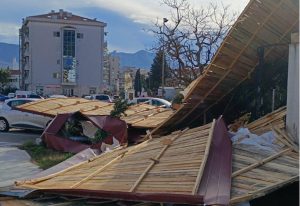 Oštećeno nekoliko automobila: Olujni vjetar odnio krov sa srednje škole FOTO