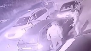 Uznemirujući snimak: Zaustavili automobil i bejzbol palicom tukli momka VIDEO