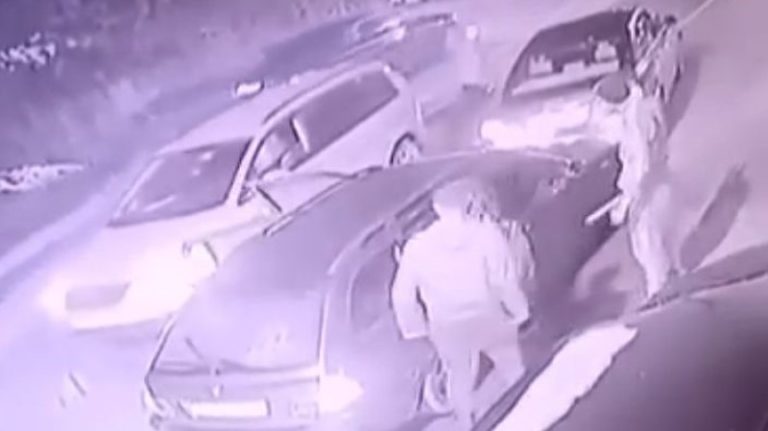 Uznemirujući snimak: Zaustavili automobil i bejzbol palicom tukli momka VIDEO