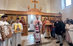 Vladika Dimitrije služio liturgiju: Dio odežde Svetog Vasilija Ostroškog donesen u crkvu u Blagaju