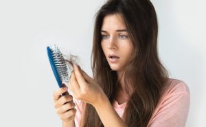 Zašto kosa više opada zimi i kako to spriječiti?