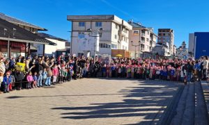 Humanitarni bazar i trka Djeda Mrazeva: Paljani prikupili pomoć za pedijatriju u Bolnici “Srbija”
