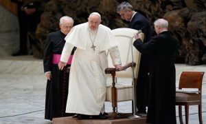 Papa Franjo poručio da je rat zlo: Molim vas, pomolimo se za one koji pate