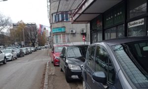 Parkiraju se gdje stignu, hodamo po kolovozu! Banjalučanka ljuta zbog gomile auta u blizini Stare autobuske