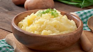 Mali trik koji mijenja ukus: Zašto se dodaje bijeli luk u krompir koji se kuva ili u pire