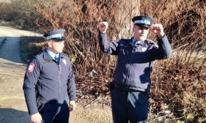 Žena pozvala 122, pa skočila u hladnu rijeku: Policajci Miroslav i Kristian je ipak spasili