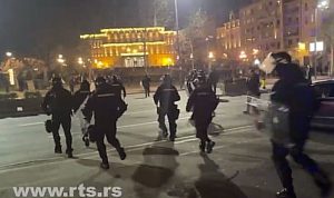 Potisnuti demonstranti u Beogradu: Policija počela akciju hapšenja  VIDEO