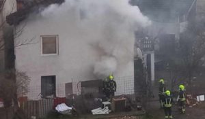 Gusti dim izbija kroz prozore: Gori kuća u Banjaluci, vatrogasci na terenu