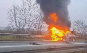 Vatra uznemirila vozače! Požar na cesti, u potpunosti izgorio automobil VIDEO