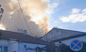 Gusti, crni dim vije se iznad grada: Izbio požar u zgradi – uzrok nije poznat FOTO