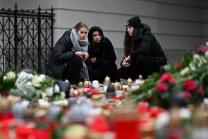 Ubijeno 14 osoba: Zvona i minut ćutanja u znak sjećanja na žrtve napada u Pragu