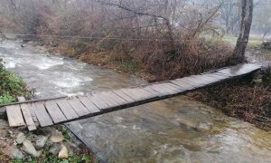 Dijete za dlaku odnijela voda: Majka i sedmogodišnji sin upali u nabujalu rijeku