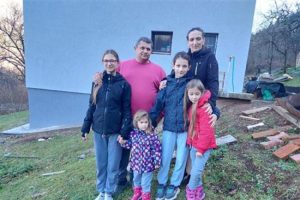 “Srbi za Srbe”: Za rekonstrukciju kuće šestočlanoj porodici Škobić 34.000 KM