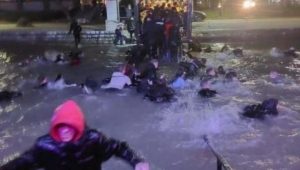 Snimak splava koji tone u Beogradu: Čuje se vrištanje, ljudi se bacali u vodu VIDEO