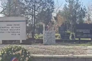 Izmještanje izazvalo brojne reakcije: Na groblju u Prištini vraćen spomenik srpskim vojnicima
