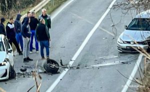 Obustavljen saobraćaj: U žestokom sudaru otpao točak sa vozila