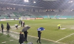 Neobičan način: Slovenci peškirima sušili fudbalski teren (VIDEO)